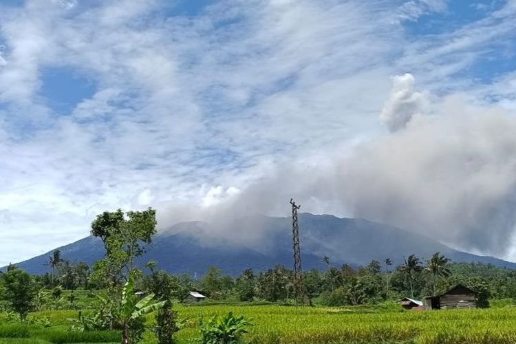 Gunung Marapi Sumbar kembali mengalami erupsi.