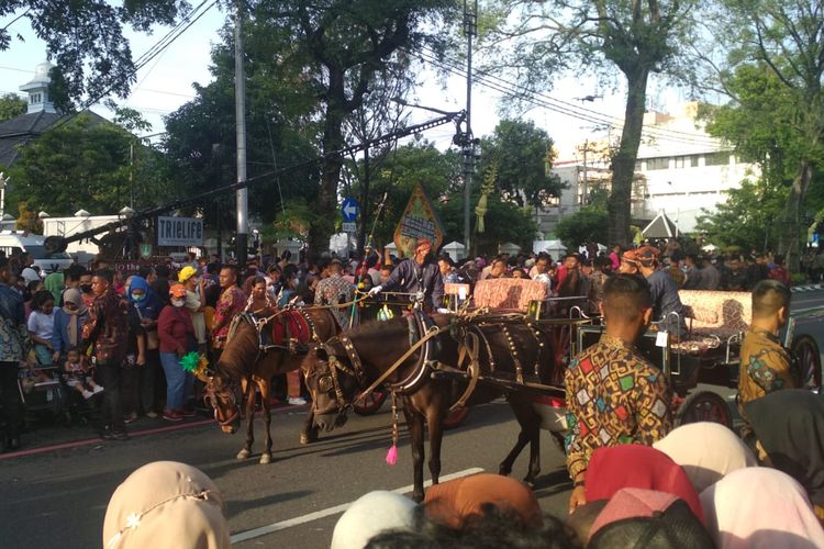 Warga terlihat menyemut dan mendatangi kawasan Loji Gandrung untuk melihat kirab Kaesang-Erina Minggu (11/12/2022).