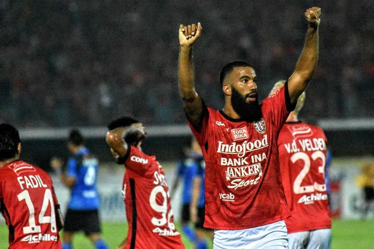 Selebrasi striker Bali United, Sylvano Comvalius, selepas mencetak gol ke gawang Madura United pada laga pekan ke-19 Liga 1 musim 2017 di Stadion Kapten I Wayan Dipta, Gianyar, Bali, Minggu (13/8/2017).