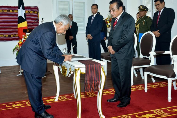 Perdana Menteri Timor Leste Mari Alkatiri (kiri) menandatangani surat sumpahnya di depan Presiden Francisco Gueterres (kanan) di istana Kepresidenan di Dili, Jumat (15/9/2017).

 