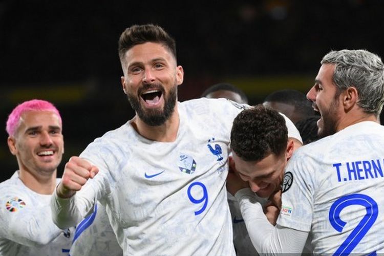 Bek Perancis, Benjamin Pavard, saat berselebrasi dengan rekan setimnya usai mencetak gol ke gawang Irlandia dalam matchday kedua Grup B Kualifikasi Euro 2024. Laga Irlandia vs Perancis bergulir di Stadion Aviva pada 27 Maret 2023. (Foto oleh FRANCK FIFE / AFP)