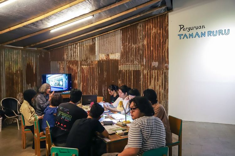 Dari ruang kosong, 9 peserta menyalakan kreativitas di salah satu instalasi Artjog 2025, bertajuk Sekolah Tamanruru dari ruangrupa. Simak ceritanya.
