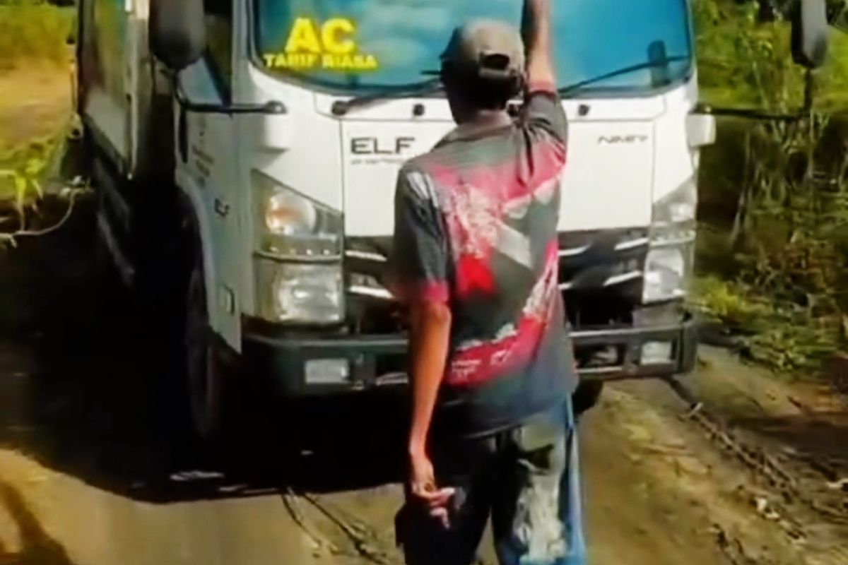 Potongan video warga mengadang truk sampah DLH Bangkalan di Desa Pacentan, Kecamatan Tanah Merah, Selasa (17/6/2025). 