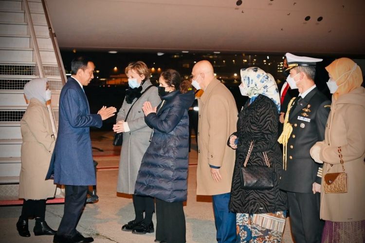 Presiden Joko Widodo dan Ibu Iriana Joko Widodo saat tiba di Bandara Abelag, Brussels, Belgia pada Selasa (13/12/2022).