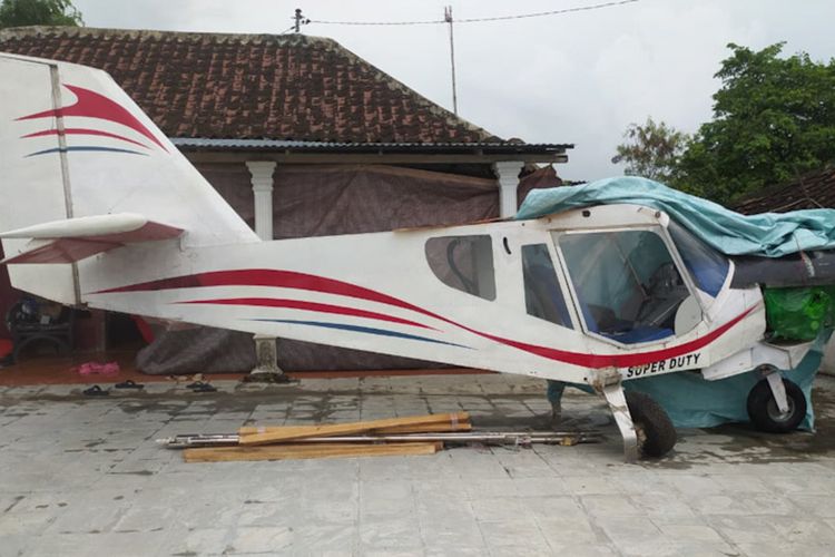 Pesawat jenis STOL karya Suyanto, sedang diparkir di depan rumahnya di Desa Sumberagung, Kecamatan Modo, Lamongan.