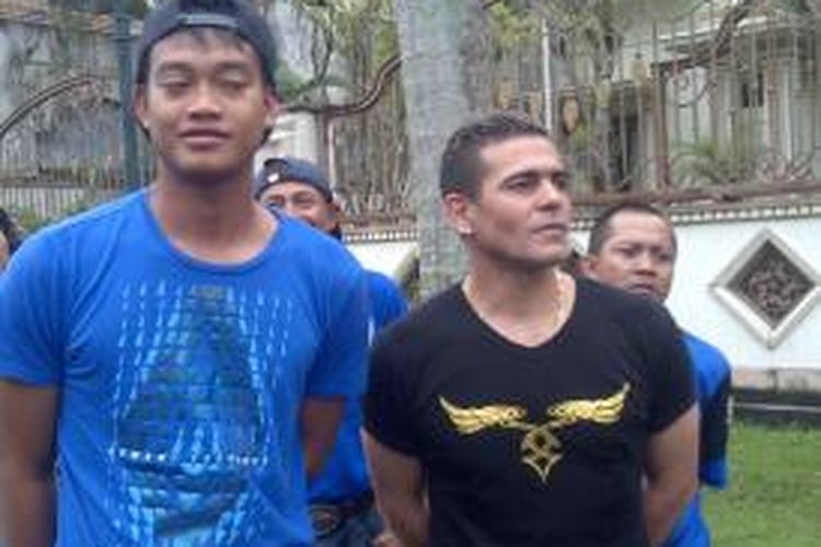 Kurnia Meiga dan Cristian Gonzales, usai bermain bola di jalan, di depan rumahnya, di Malang. Senin (27/4/2015).