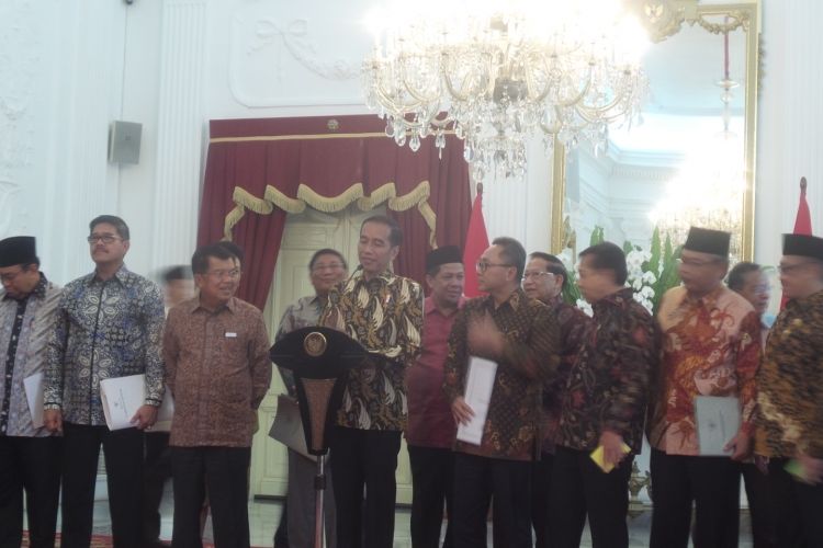 Presiden Joko Widodo menyampaikan keterangan pers setelah berdialog dengan pimpinan lembaga tinggi negara di Istana Merdeka, Jakarta, Selasa (14/3/2017).