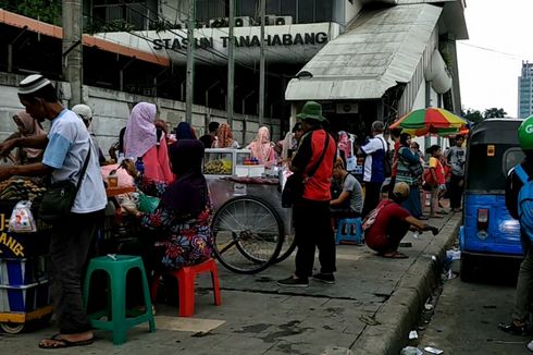 Betulkah Pejalan Kaki di Pintu Keluar Stasiun Tanah Abang Jadi Biang Kemacetan?