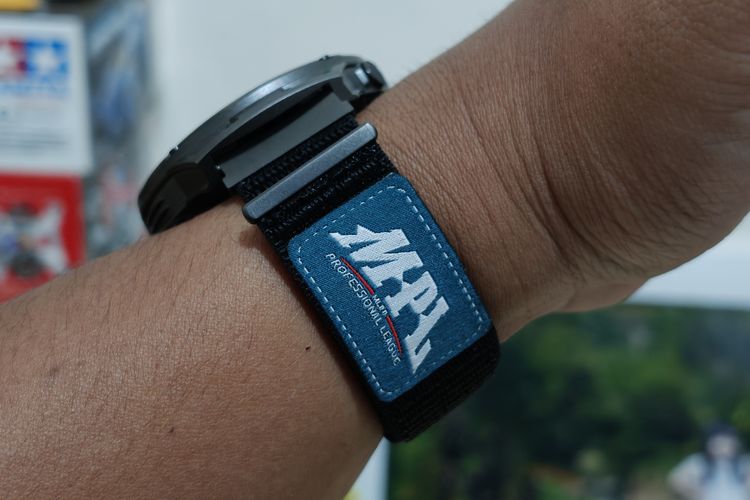 Strap MPL dipakai bersama Infinix GT Watch 5 Pro.