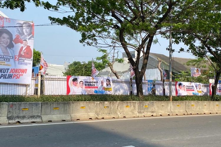 Spanduk caleg partai politik dipasang di busway Jalan Daan Mogot, Cengkareng, Jakarta Barat, Rabu (3/1/2024). 