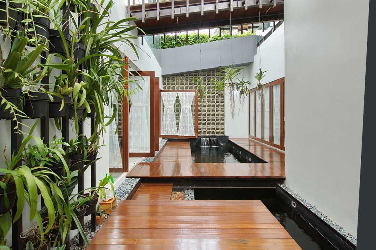 Vertical garden menggunakan jejeran pot, karya Sigit.kusumawijaya