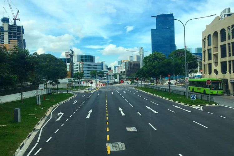 Jalan Bukit Merah yang merupakan salah satu jalan utama di Singapura terlihat sepi kendaraan bermotor, Sabtu sore (11/04/2020). Jalanan Singapura lebih lenggang dari biasanya sejak diberlakukannya kebijakan circuit breaker atau separuh lockdown mulai Selasa (07/04/2020) oleh pemerintah Singapura untuk melawan pandemi virus corona