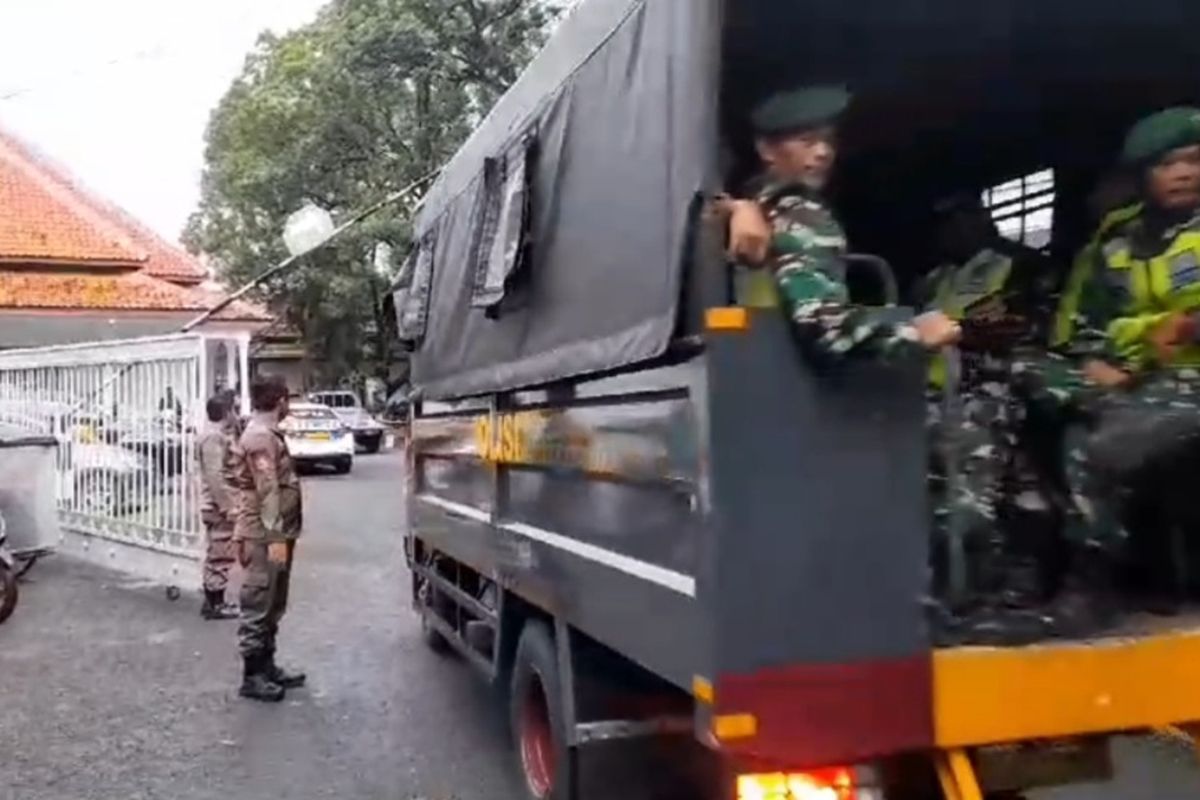 Beberapa truk pengangkut personel polisi terlihat mengangkut petugas Kepolisian dan TNI untuk melakukan penjagaan di Bangunan Pendopo Lama Bupati Tasikmalaya di depan Alun-alun Kota Tasikmalaya, Jawa Barat, Senin (24/2/2025).