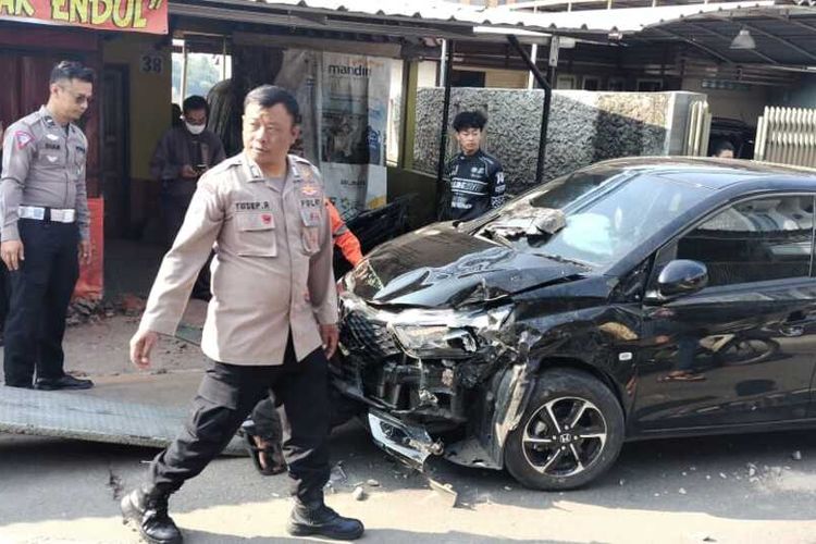 Mobil Honda Brio yang menabrak gerobak pedagang kupat tahu dan pagar warga di Kecamatan Cimenyan, Kabupaten Bandung, Jawa Barat, Minggu (19/5/2024).