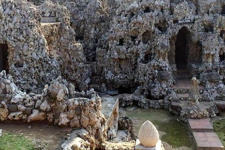 Taman sari Goa Sunyaragi di Cirebon, Jawa Barat, beberapa waktu lalu. Taman ini merupakan bangunan batu bata dengan dekorasi batu karang.
