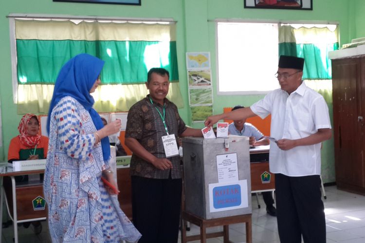 Menteri Pendidikan dan Kebudayaan RI, Muhadjir Effendy saat menyalurkan hak pilihnya dalam Pilkada Serentak di Kota Malang, Rabu (27/6/2018)