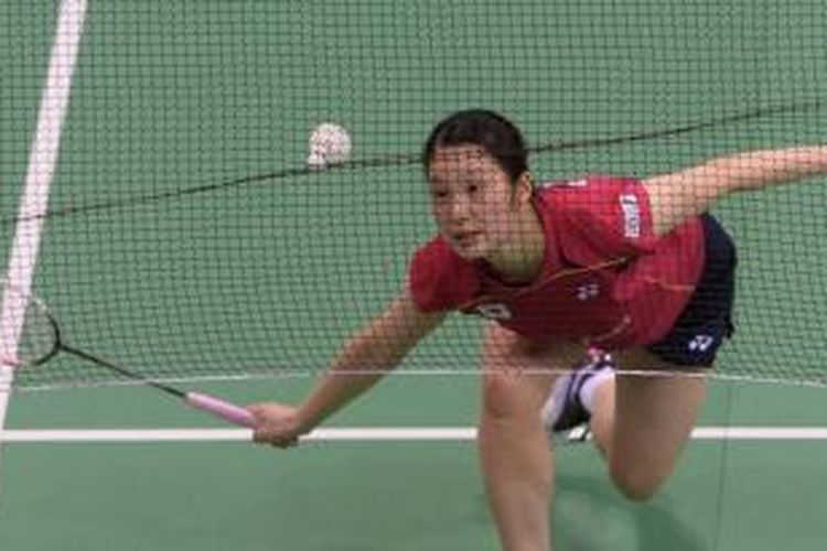 Pebulu tangkis Jepang, Minatsu Mitani, mengembalikan kok ke arah pemain Denmark, Line Kjaersfeldt, pada babak perempat final Piala Uber di Siri Fort Indoor Stadium, New Delhi, India, Kamis (22/5/2014).