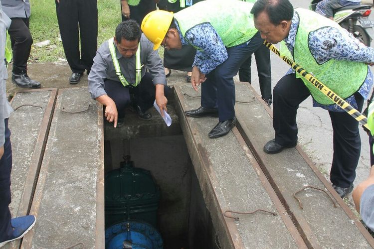 Wali Kota Malang Sutiaji saat meninjau pipa saluran air PDAM Kota Malang pada Kamis (17/1/2019)