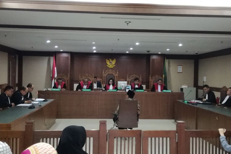 Anggota DPRD Kabupaten Lampung Tengah Rusliyanto didakwa menerima uang sebesar Rp 1 miliar dari Bupati Lampung Tengah Nonaktif Mustafa melalui Kepala Dinas Bina Marga Lampung Tengah Taufik Rahman di Pengadilan Tipikor Jakarta, Senin (2/7/2018)