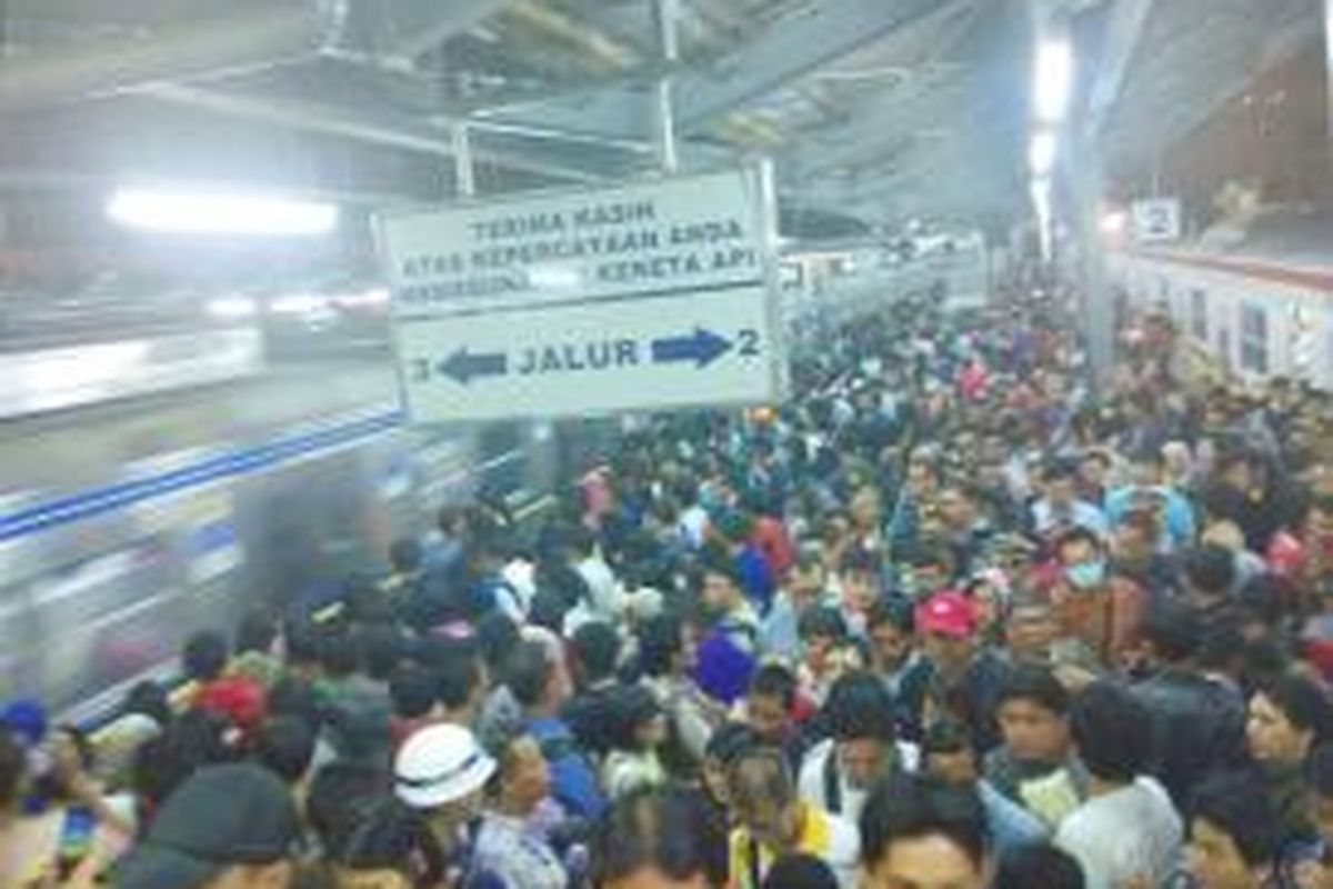 Jalur 2 dan 3 di stasiun Tanah Abang disesaki penumpang pada Jumat (19/6/2015) petang