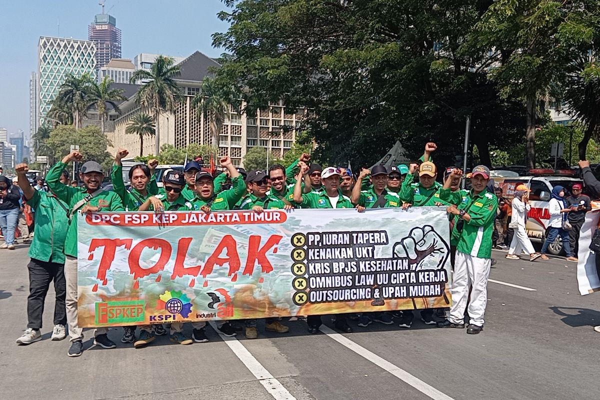 Massa aksi Tolak Tapera di depan Patung Arjuna Wijaya, Gambir, Jakarta Pusat, Kamis (6/6/2024