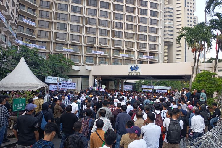 Jelang Eksekusi Hotel Sultan, Ratusan Simpatisan Berkumpul dan Kawat Berduri Dipasang