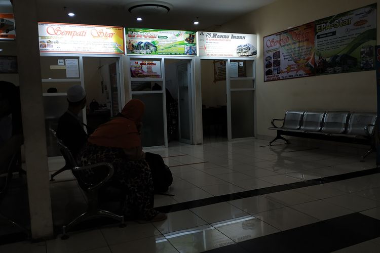 Calon pemudik tujuan Pulau Sumatera bersiap berangkat dari Terminal Pulo Gebang, Jakarta Timur, Kamis (5/5/2022).