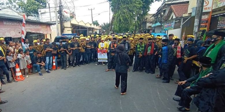 Massa pendukung salah satu pasang calon berkumpul di depan Gedung KPUD Kabupaten Serang.
