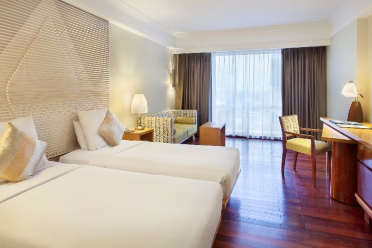 Superior room twin bed di Novotel Semarang.