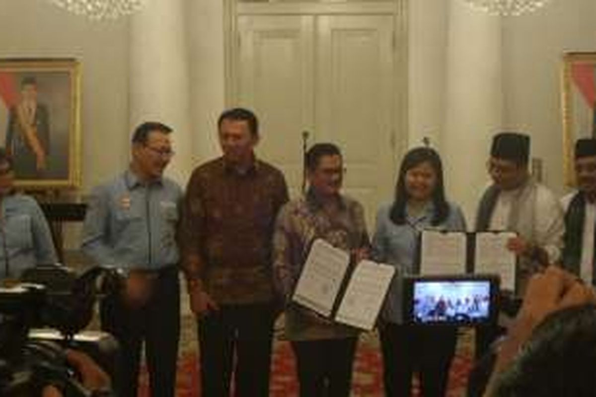 Gubernur DKI Jakarta Basuki Tjahaja Purnama dan Dirut BPJS Fahmi Idris usai penandatanganan MoU kerjasama di Balai Kota DKI, Kamis (1/9/2016). 