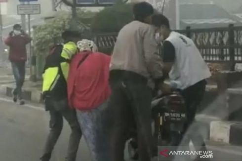 Perempuan Lemas Saat Kendarai Motor di Dumai, Diduga Terpapar Asap Kabut Riau