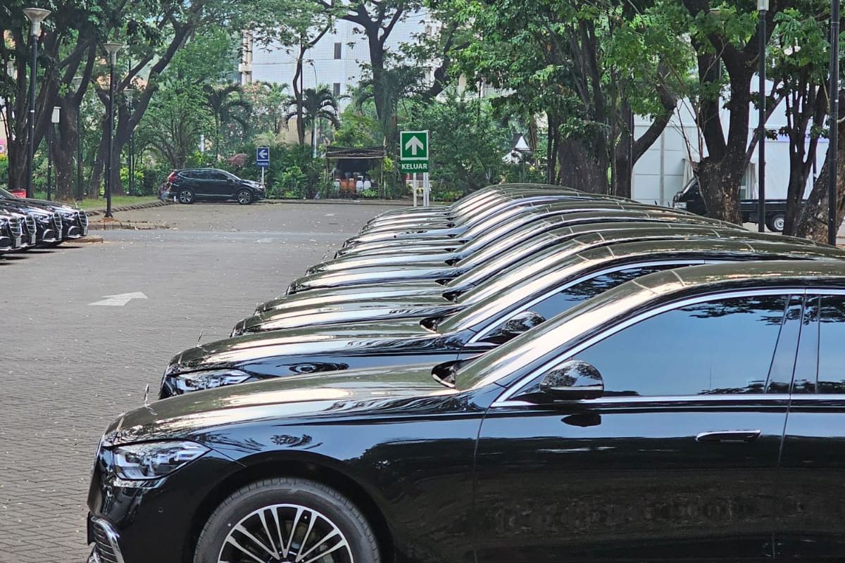 Mercy S-Class Berjejer di Parkir Timur Senayan