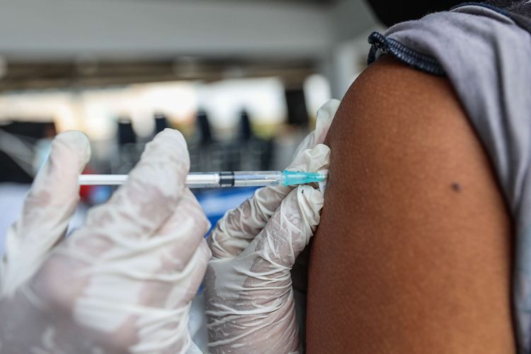 An Indonesian Navy (TNI AL) personnel gets injected with the AstraZeneca vaccine at Jakarta's Tanjung Priok military base on Friday (26/03/2021)