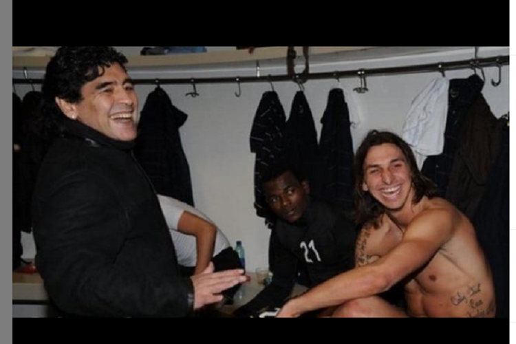 Zlatan Ibrahimovic (kanan) saat berjumpa dengan mendiang Diego Maradona (kiri).