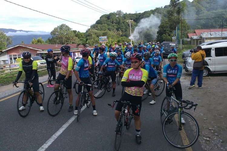 Para pesepeda peserta MARS (Milagro Adventure Ride Series), setelah melakukan pitstop pertama di Danau Singkarak, Sabtu (28/7/2018).