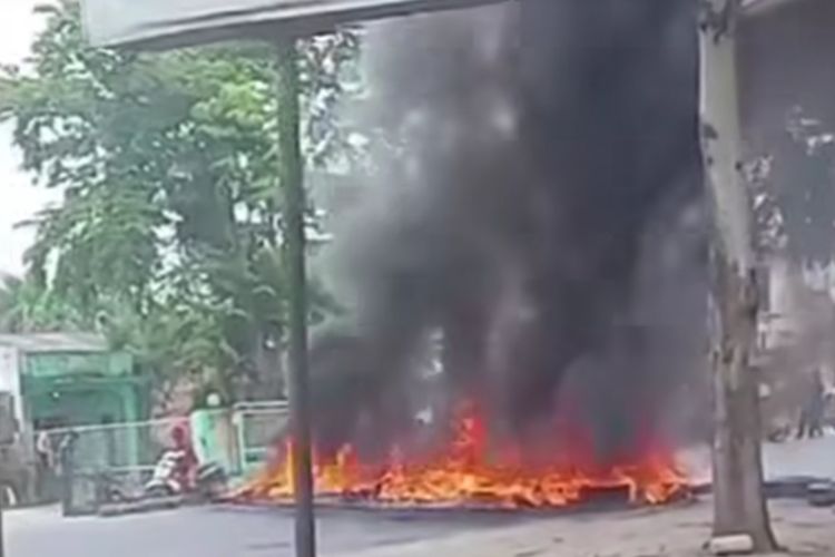 Warga Desa Sampali, Deli Serdang membakar ban sebagai aksi protes lantaran diduga  diserang sekelompok preman, Jumat (3/5/2024) 