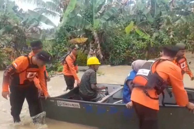 Sungai Topoyo Meluap, Banjir Genanggi 4 Dusun di Mamuju Tengah, Minggu (22/10/2022).