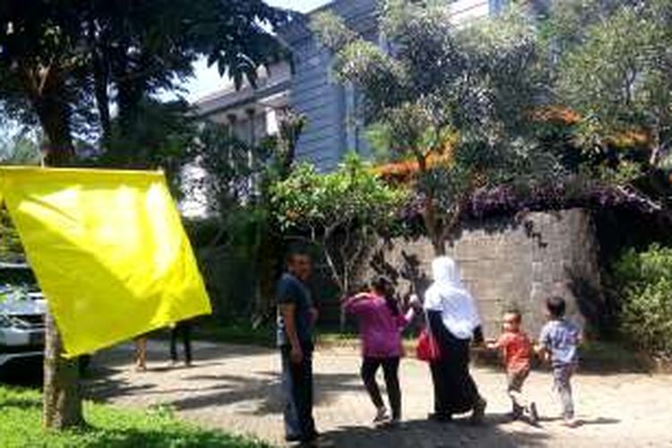 Sejumlah kerabat almarhum Sutan Bhatoegana berdatangan ke rumah duka di Perumahan Vila Duta, Jalan Sipatahunan, Nomor 26, Kota Bogor, Sabtu (19/11/2016).