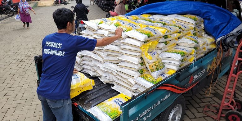 Bulog menyalurkan beras murah pogram Ketersediaan Pasokan dan Stabilisasi Harga (KPSH) di Pasar Manis Purwokerto, Kabupaten Banyumas, Jawa Tengah, Kamis (15/12/2022).