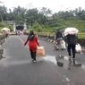 Warga Nekat Jalan Kaki 3 Kilometer Bawa Belanjaan Lewati Jalan Ambles di Tasikmalaya