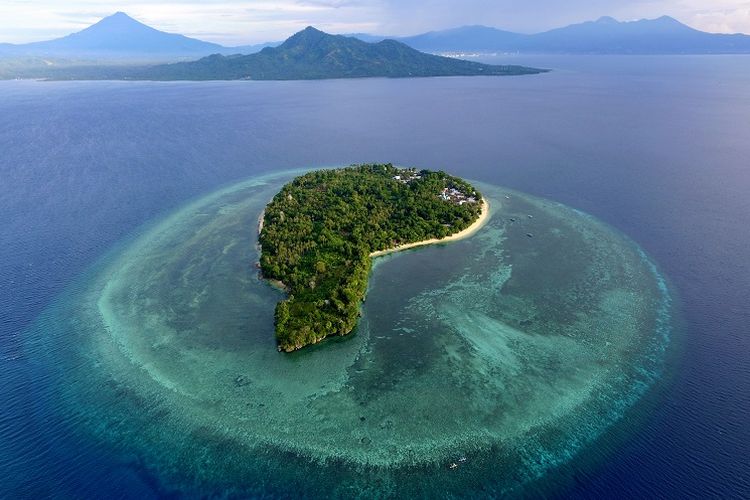 Terletak di sebelah timur wisata Bunaken, pemandangan bawah laut Pulau Siladen siap membuat wisatawan takjub.