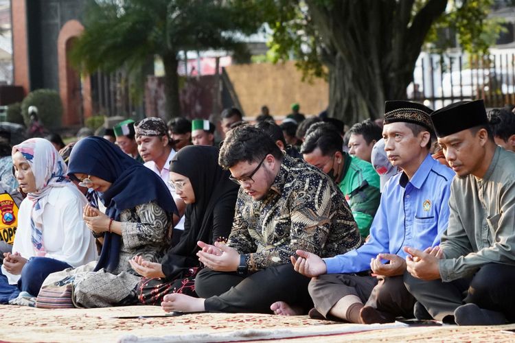 Pemkab Kediri, Jawa Timur, menggelar doa bersama di halaman kantor Pemkab di Jalan Soekarno-Hatta, Senin (1/9/2025), usai kerusuhan besar yang terjadi pada Sabtu (30/8/2025).
