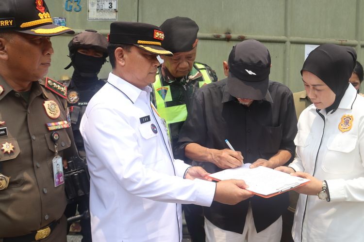 Warga Ngeluh Bising, Pemkot Segel Tempat Usaha Akrilik di Grogol Petamburan Jakbar