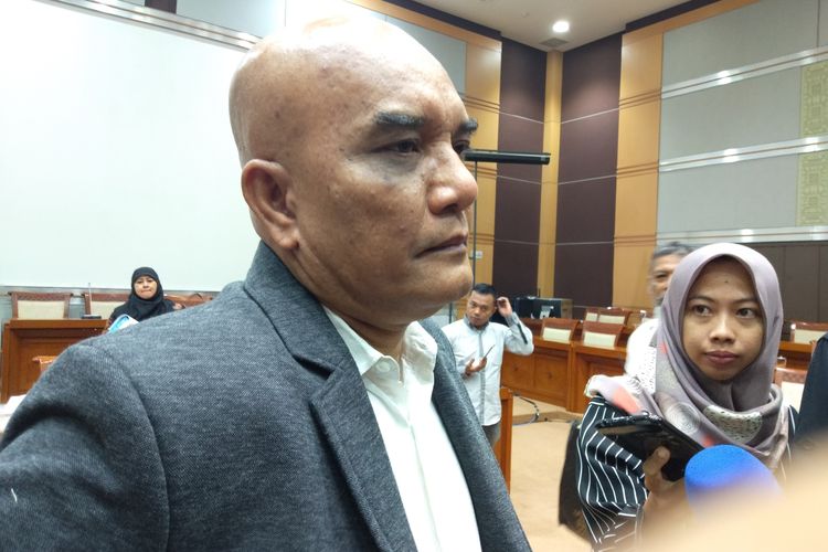 Wakil Ketua Komisi VIII DPR Marwan Dasopang setelah rapat audiensi dengan korban first travel di Kompleks Parlemen, Senayan, Jakarta, Selasa (25/2/2020).