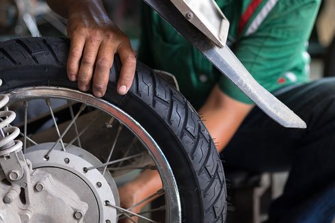 Apa Benar, Ban Belakang Motor Lebih Cepat Botak dari Depan?