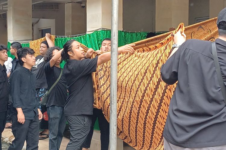Komika Indra Jegel dan Praz Teguh (kiri) ikut membantu proses memandikan jenazah komika Babe Cabita di fumah duka di kawasan Cirendeu, Tangerang Selatan, Selasa (8/4/2024).