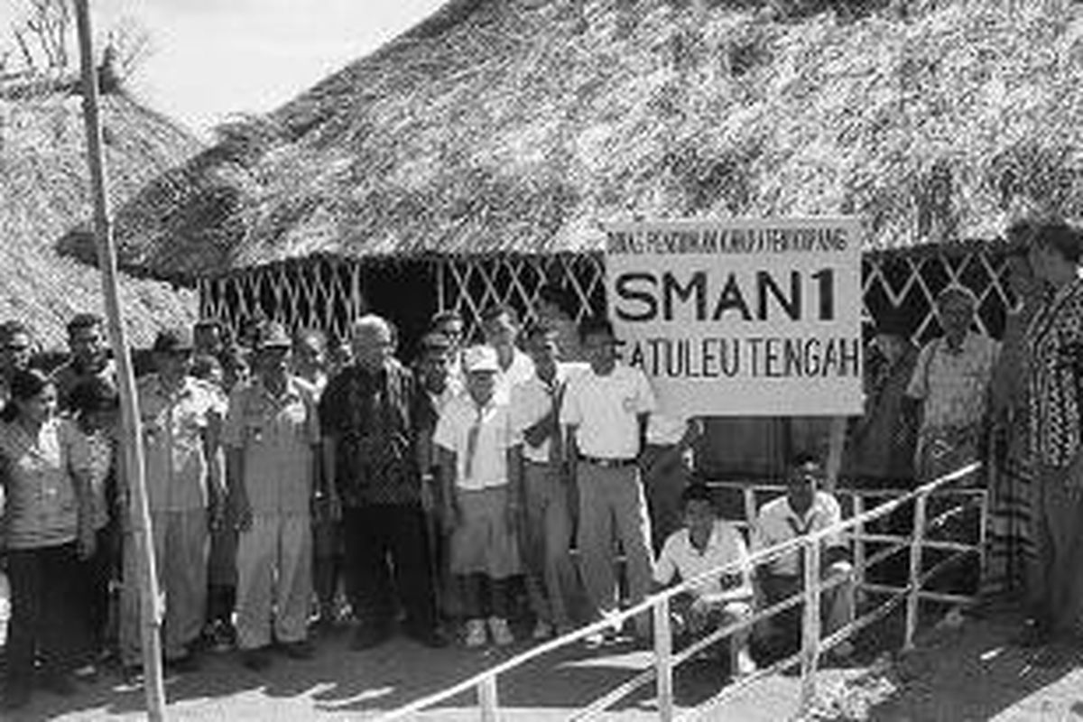 Bupati Kupang Ayub Titu Eki (keenam dari kiri) bersama siswa dan masyarakat di SMA Fatuleu Tengah, pedalaman Kabupaten Kupang, Jumat (8/7). Sekolah negeri ini masih dengan bangunan darurat.