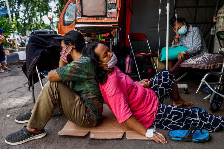 Pasien menempati tenda darurat di depan instalasi gawat darurat (IGD) Rumah Sakit Umum Daerah (RSUD) Chasbullah Abdulmadjid, Kota Bekasi, Jawa Barat, Jumat (25/6/2021). Tenda darurat berfungsi sebagai ruang triase untuk mengetahui pasien terindikasi Covid-19 atau tidak. Saat ini ada 368 pasien Covid-19 yang dirawat di RSUD Kota Bekasi ini.