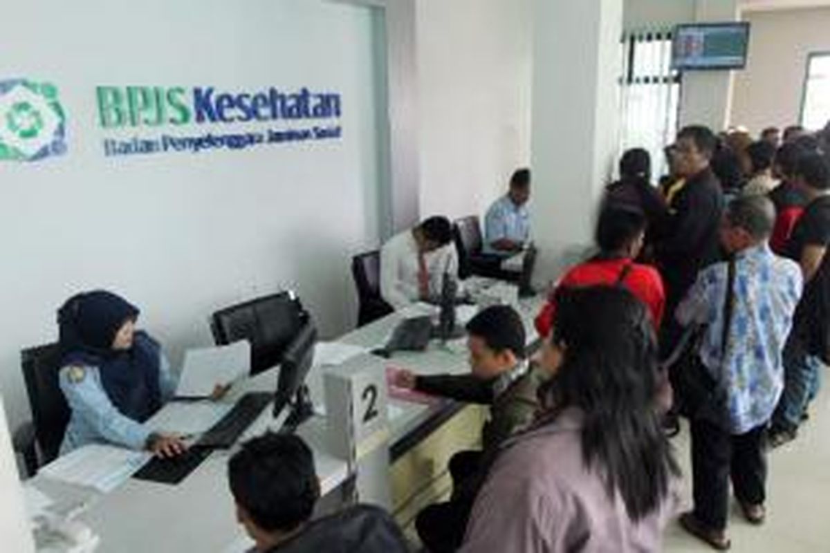 Warga menunggu giliran untuk mendapatkan pelayanan Badan Penyelenggara Jaminan Sosial (BPJS) di Kantor BPJS Kesehatan yang dulunya Kantor PT Askes, di Jalan St Syarif Abdurahman, Pontianak, Kamis (2/1/2014). Hari pertama berlakunya Jaminan Kesehatan Nasional (JKN), warga Pontianak antre mendaftar agar mendapatkan jaminan kesehatan gratis.