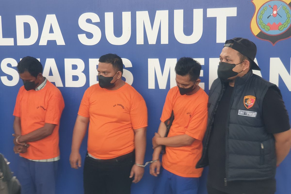 Penampakan tiga orang yang ditangkap karena melakukan aktivitas pengoplosan BBM jenis pertalite di SPBU, Jalan Flamboyan, Kota Medan pada Jumat (7/3/2025).